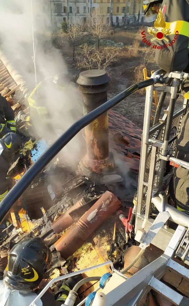 Incendio tetto via Coletto a Sangano Incendio tetto via Coletto a Sangano