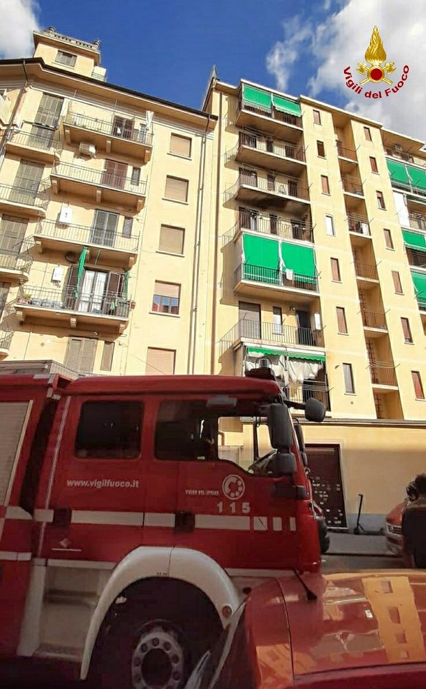 Incendio in via Martiniana, evacuati i residenti e spento il rogo dai Vigili del Fuoco Incendio in via Martiniana, evacuati i residenti e spento il rogo dai Vigili del Fuoco