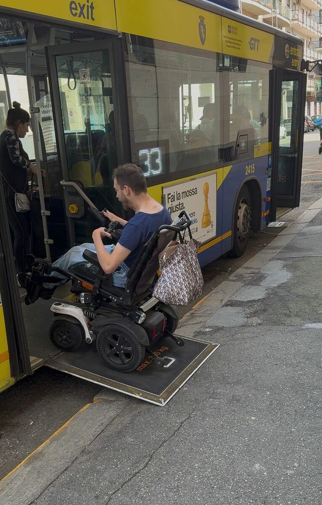 Bus 33, la fermata di via Asiago sotto accusa: "Accesso complicato ai bus per i disabili" Bus 33, la fermata di via Asiago sotto accusa: "Accesso complicato ai bus per i disabili"