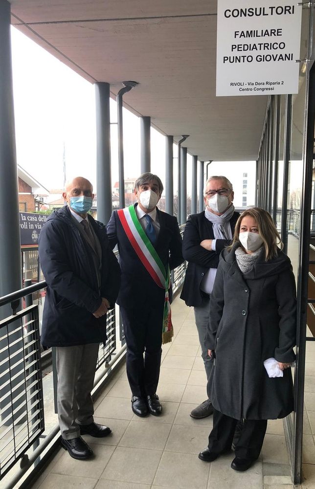 il sindaco di Rivoli Tragaioli al taglio del nastro nella nuova sede di via Dora Riparia il sindaco di Rivoli Tragaioli al taglio del nastro nella nuova sede di via Dora Riparia