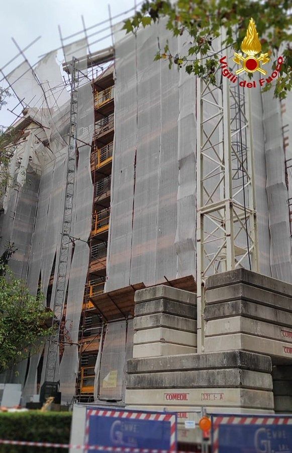 Rivoli, crolla un ponteggio: tre operai in gravi condizioni Rivoli, crolla un ponteggio: tre operai in gravi condizioni