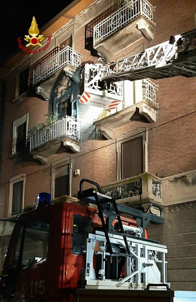 Si stacca la ringhiera del balcone, un uomo cade dal secondo piano: attimi di terrore in via Pinerolo Si stacca la ringhiera del balcone, un uomo cade dal secondo piano: attimi di terrore in via Pinerolo