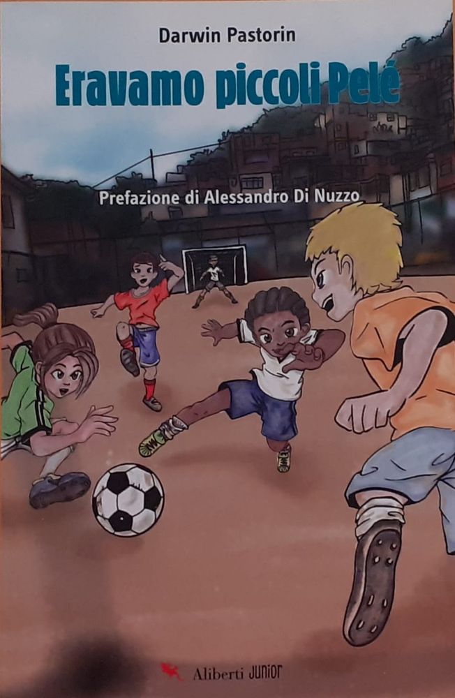 La copertina di "Eravamo piccoli Pelè", ultima fatica letteraria di Darwin Pastorin