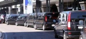 Aggredito e picchiato da un tassista perché conducente di auto a noleggio