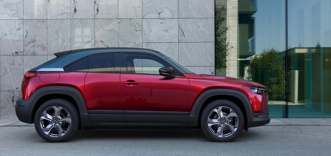 Nuova Mazda MX-30, la prima auto completamente elettrica disegnata sulle esigenze della mobilità moderna