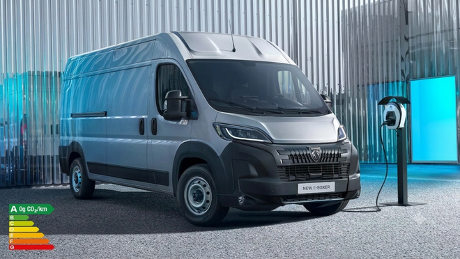 Peugeot e-Boxer elettrico: furgone professionale con grande capacità di carico, comfort e dotazioni tecnologiche. Peugeot e-Boxer elettrico: furgone professionale con grande capacità di carico, comfort e dotazioni tecnologiche.