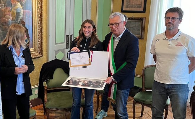 Chivasso celebra la campionessa italiana di nuoto Lara Ariagno