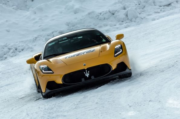 MC20 potente sulla neve