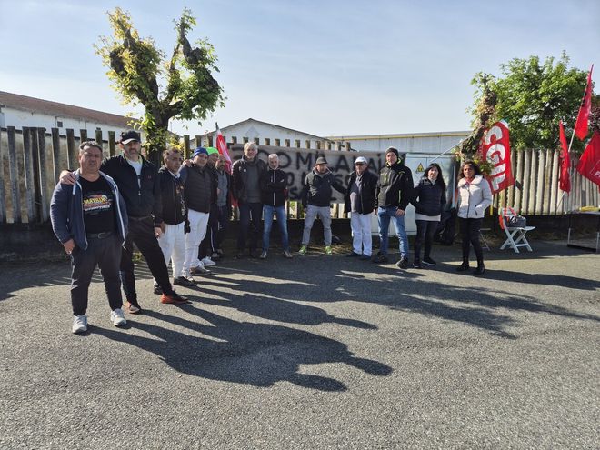 Lo sciopero di fronte ai cancelli Lo sciopero di fronte ai cancelli