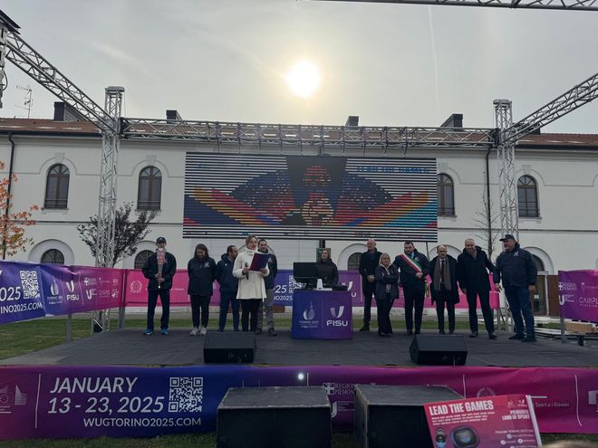 La fiaccole delle Universiadi 2025 arrivata a Novara La fiaccole delle Universiadi 2025 arrivata a Novara