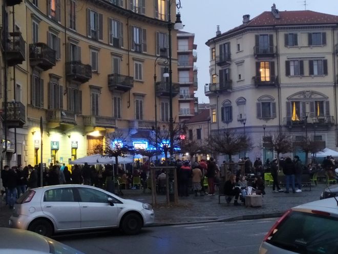 Movida, stop a lattine di birra e alcol dopo le 21 in venti zone di Torino: la mappa Movida, stop a lattine di birra e alcol dopo le 21 in venti zone di Torino: la mappa