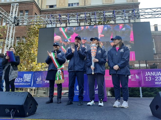 Vercelli accoglie la fiaccola delle Universiadi di Torino 2025 Vercelli accoglie la fiaccola delle Universiadi di Torino 2025