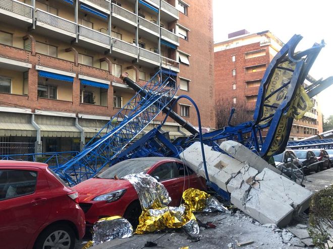 Una immagine di repertorio del crollo della gru in via Genova Una immagine di repertorio del crollo della gru in via Genova