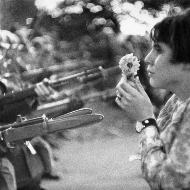 Marc Riboud - Jeune fille à la fleur, Vietnam - 1975