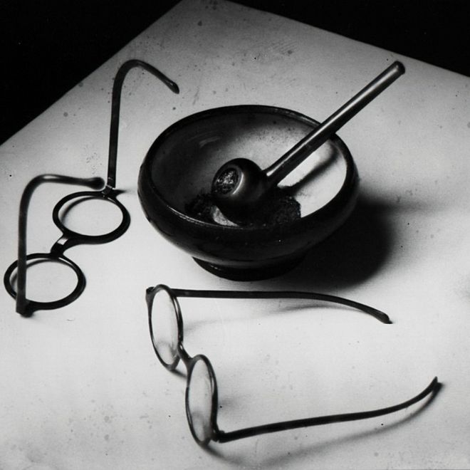 Photo credits: André Kertész - Mondrian's Glasses and Pipe, Paris, France, 1926/1970s