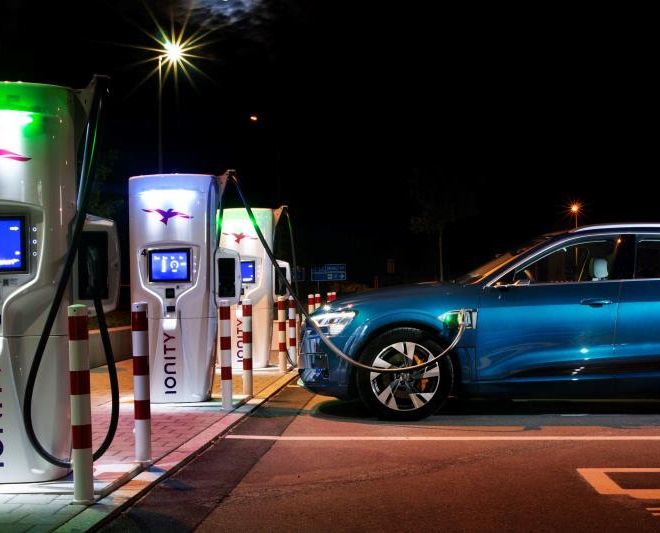 Audi e-tron: 110 chilometri d’autonomia in 10 minuti di ricarica