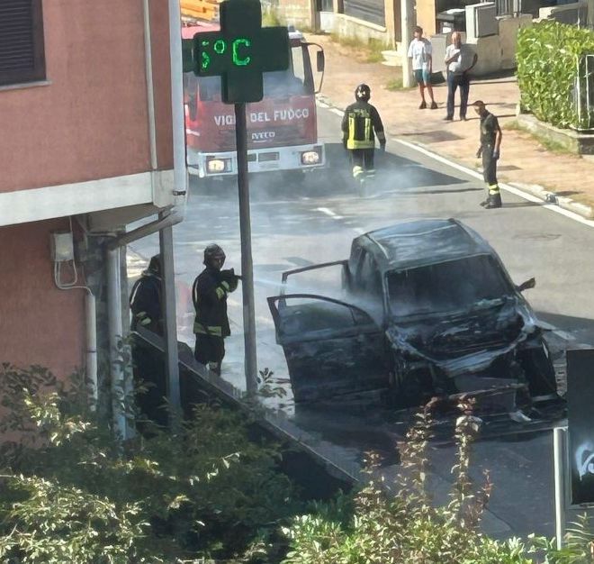 Nichelino, auto va a fuoco mentre viaggia verso Moncalieri: attimi di paura