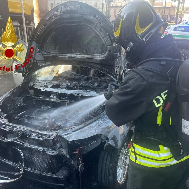 Si accorge del malfunzionamento, accosta e mette in salvo gli occupanti: auto va a fuoco in Corso Valdocco