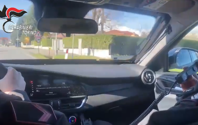 interno dell'auto dei carabinieri