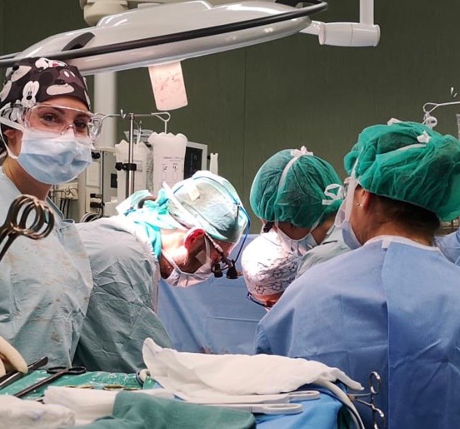 trapianto con medici all'opera
