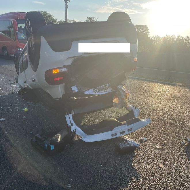 Scontro tra due mezzi sulla tangenziale Nord: un'auto si ribalta, disagi alla circolazione