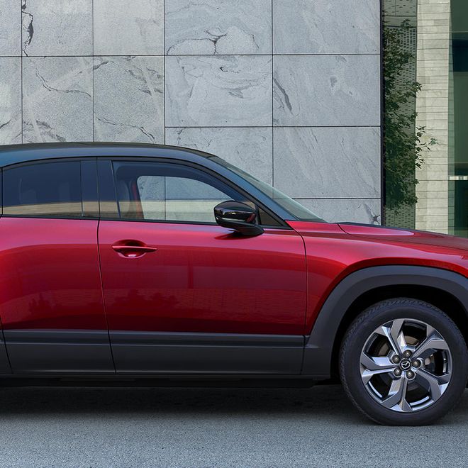 Nuova Mazda MX-30, la prima auto completamente elettrica disegnata sulle esigenze della mobilità moderna
