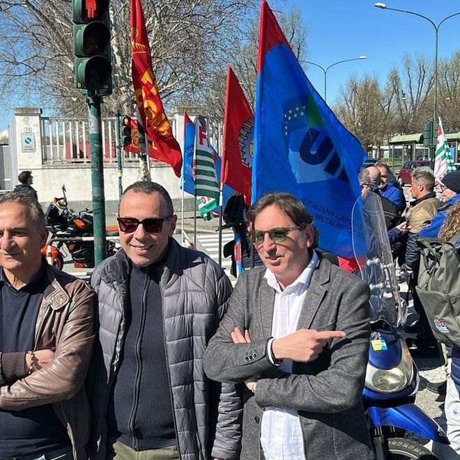 Elkann va in Parlamento, i sindacati: “Basta parole fumose: a Mirafiori la cassa è diventata maggiorenne”. “Qui auto, non armi”
