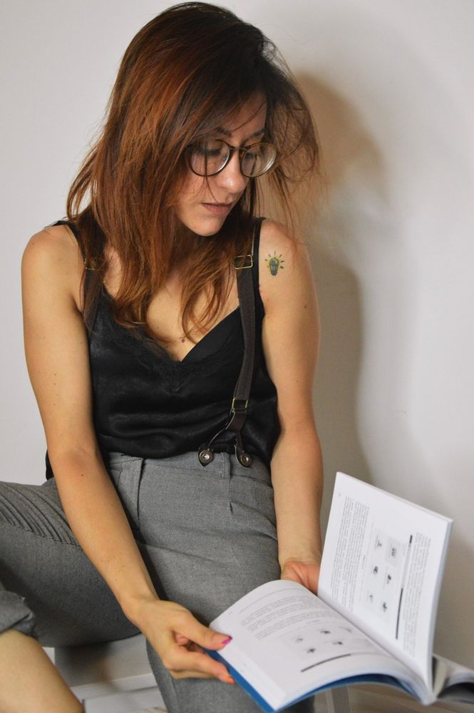 La poetessa Johanna Finocchiaro, di Carignano, mentre sfoglia il suo libro di poesia