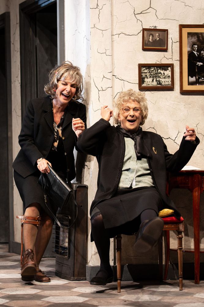 Isa Danieli e Giuliana De Sio portano in scena "Le signorine" al teatro Gobetti Isa Danieli e Giuliana De Sio portano in scena "Le signorine" al teatro Gobetti