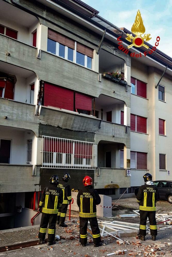 Esplosione in una palazzina di quattro piani a Rivarolo: un ferito grave Esplosione in una palazzina di quattro piani a Rivarolo: un ferito grave