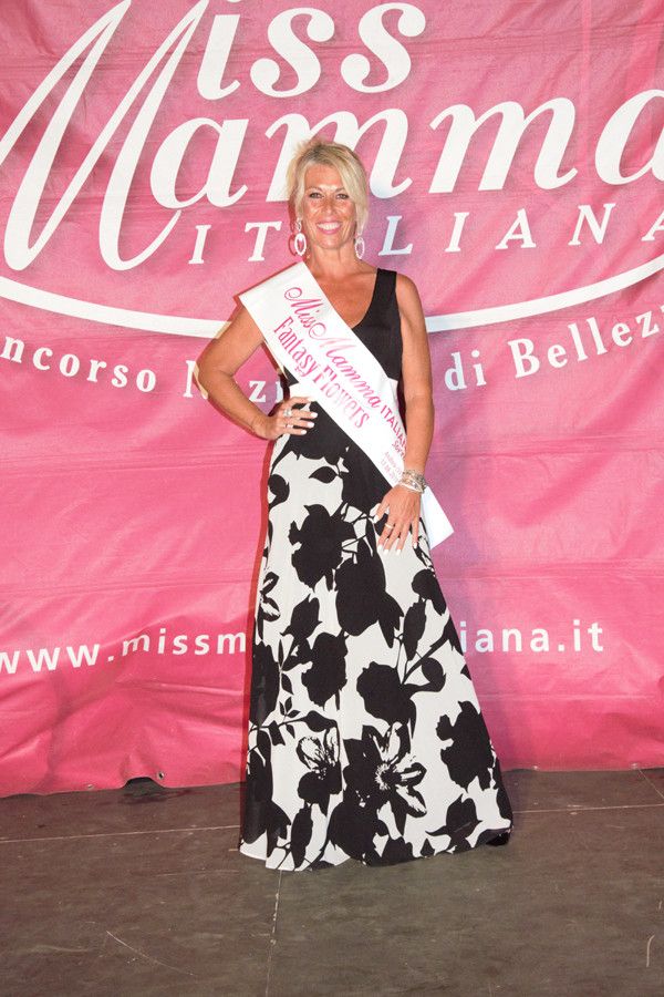 Ad Andora eletta "Miss mamma italiana": sul podio anche una mamma di Carignano Ad Andora eletta "Miss mamma italiana": sul podio anche una mamma di Carignano