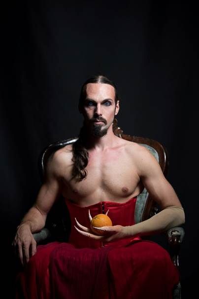 Sabato 2 lo spettacolo &quot;The Serpent of Old&quot; animerà il teatro Café Müller