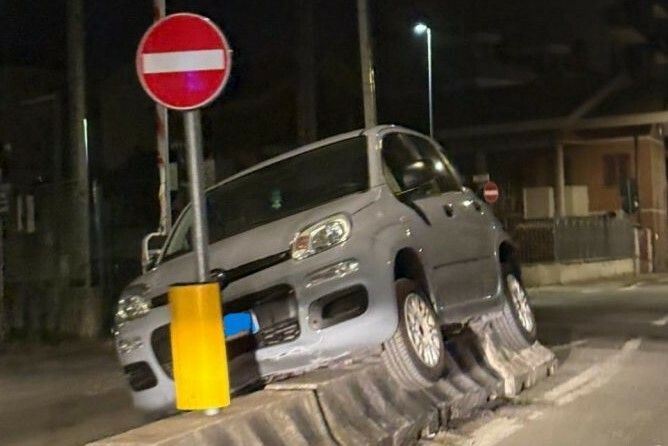 Nichelino: perde il controllo e l'auto va a schiantarsi sullo spartitraffico Nichelino: perde il controllo e l'auto va a schiantarsi sullo spartitraffico