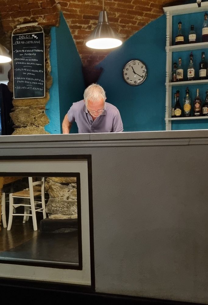 ‘Cenz’ al lavoro nel suo locale