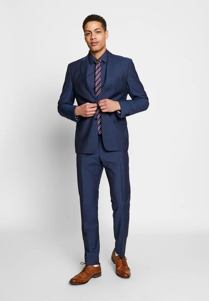 Invitato ad un matrimonio? Come indossare il completo per sfoggiare uno stile impeccabile Invitato ad un matrimonio? Come indossare il completo per sfoggiare uno stile impeccabile