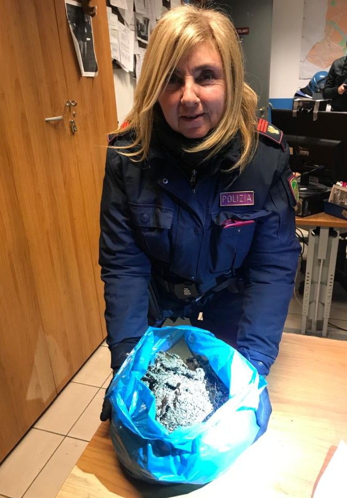 Chiuso dalla Polizia un locale in Barriera di Milano, sequestrati 33 chili di alimenti mal conservati Chiuso dalla Polizia un locale in Barriera di Milano, sequestrati 33 chili di alimenti mal conservati