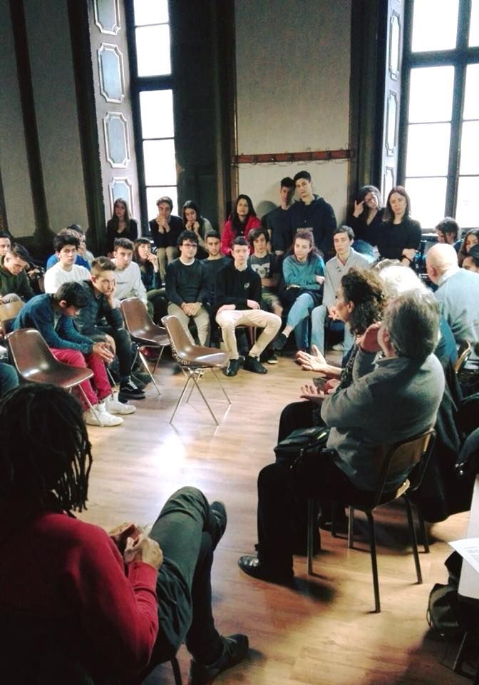 Gli studenti del “Cairoli” di Torino travolti da un “Camion” di versi Gli studenti del “Cairoli” di Torino travolti da un “Camion” di versi