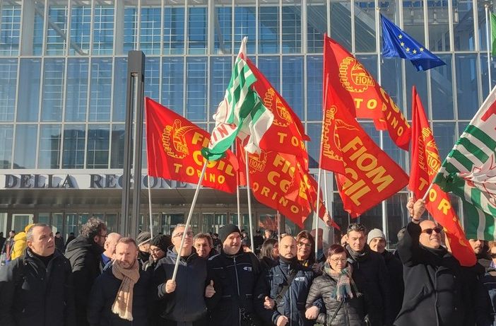 La protesta di un gruppo di lavoratori della TE Connectivity