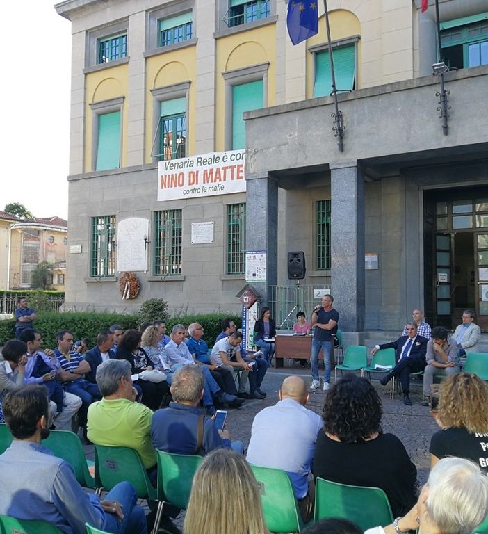 Venaria, la politica nazionale porta il consiglio comunale all'aperto, con la cittadinanza