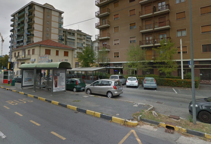 Si spoglia e si tocca vicino alla fermata del bus: nei guai un 35enne a Collegno