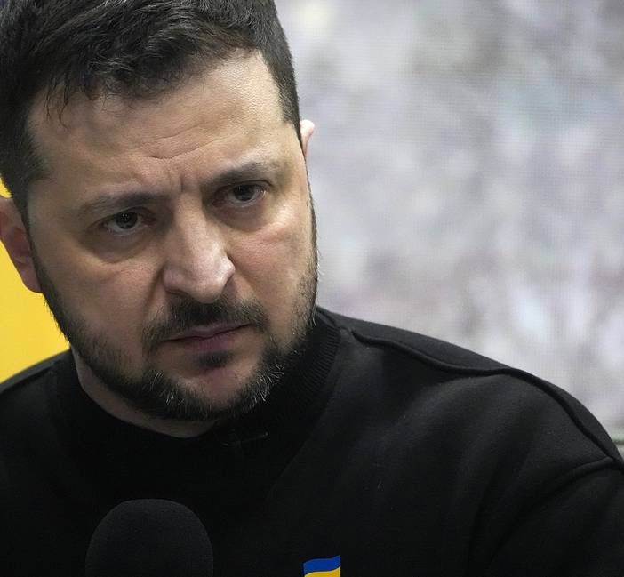 Ucraina, politica e militari in subbuglio: Zelensky forse licenzia il comandante dell’esercito