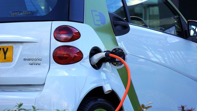 Assicurazione auto elettrica: quanto si risparmia ogni anno?