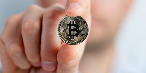 Crypto Crash 2.0! Il Bitcoin scende sotto i 25.000 dollari, le altcoin crollano: si profilano ulteriori perdite