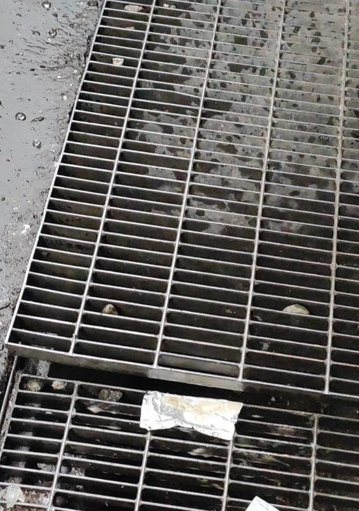 Inciampa su una grata lasciata sollevata e si frattura tre costole