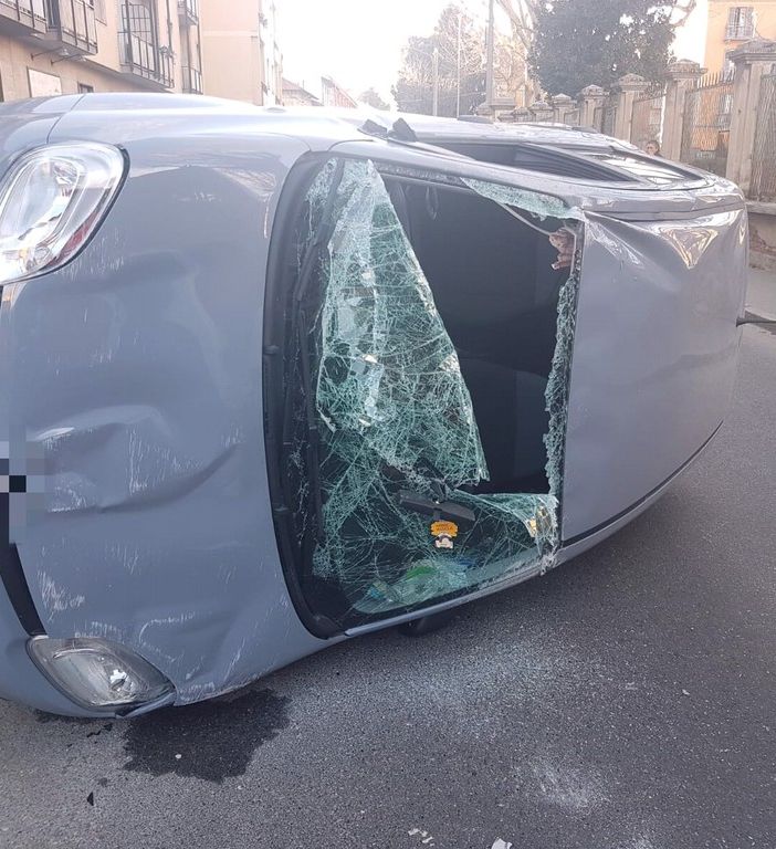 Incidente rocambolesco nel pomeriggio di oggi a Venaria Reale