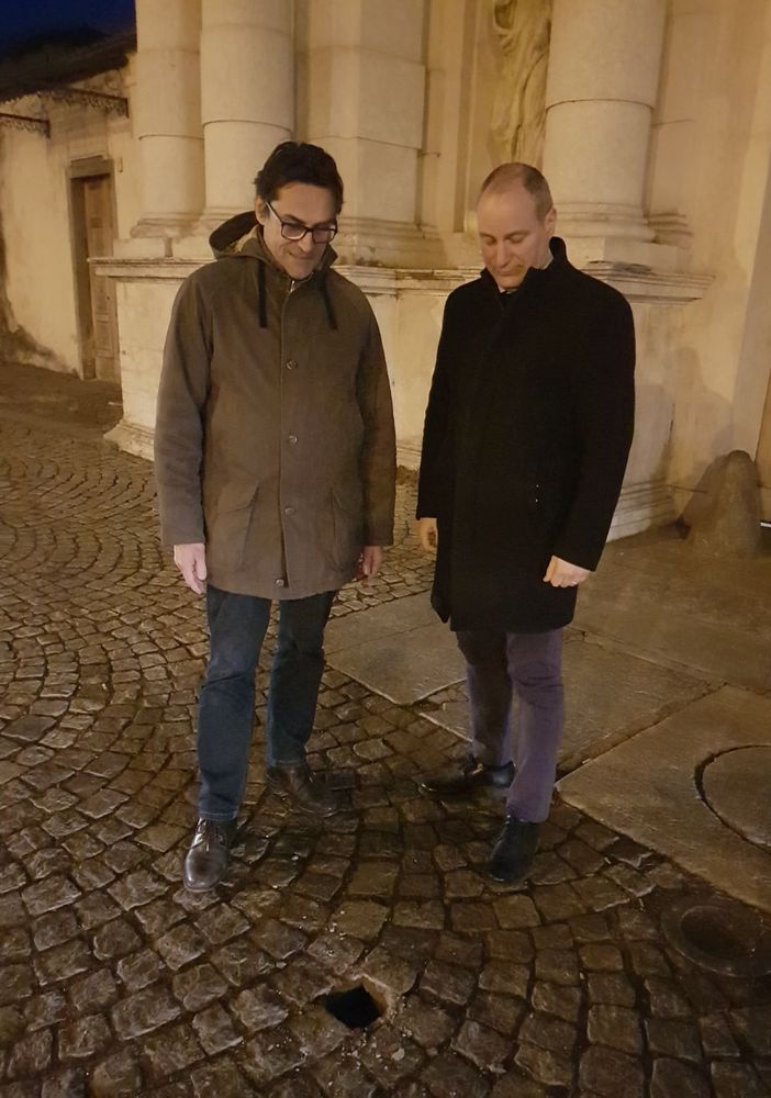 Dopo Venezia e Roma, anche a Collegno rubata la pietra d'inciampo. Casciano: &quot;Ne riposizioneremo un'altra il prima possibile&quot;. Intanto messe primule al posto dell'opale