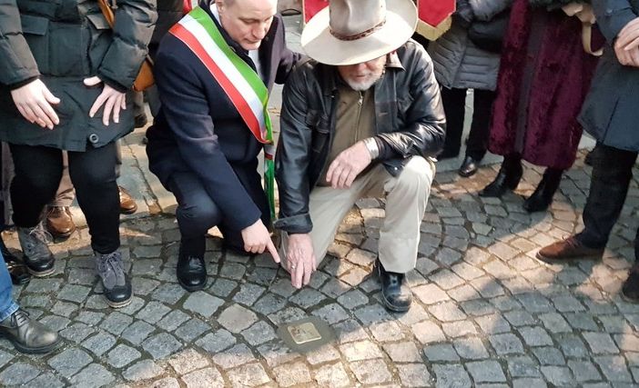 Collegno, sparita la pietra d'inciampo di De Benedetti. Boeti: &quot;La memoria non si ruba&quot; (FOTO)