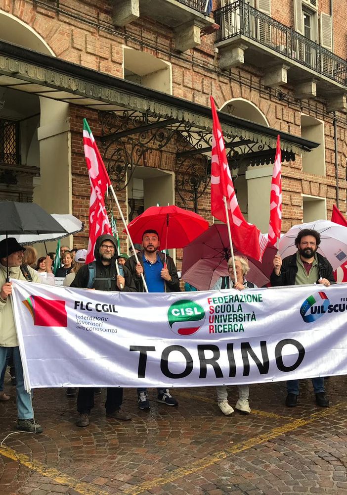 Presidio di solidarietà sotto la pioggia per la docente che era stata sospesa a Palermo [FOTO]