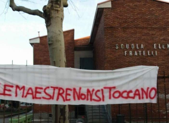 Insegnanti col diploma, proteste e striscioni alla Cervi di Collegno: &quot;Le maestre non si toccano&quot;