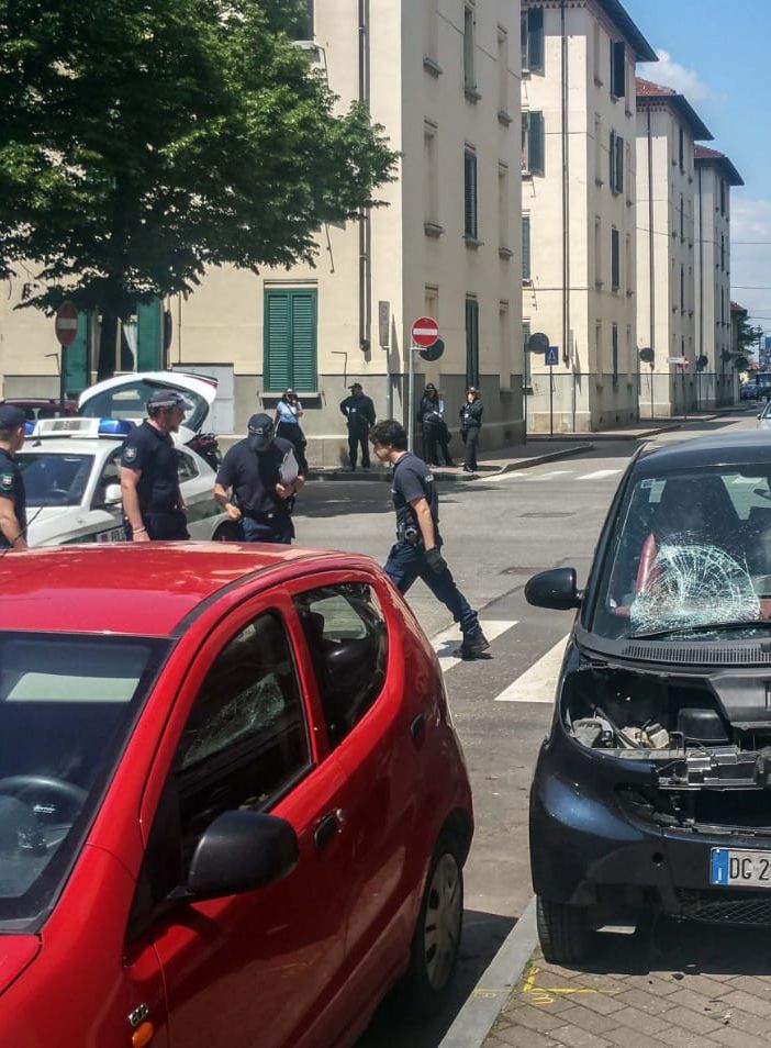 Rischia la vita per una telefonata sbagliata: il rivale in amore cerca di ucciderlo investendolo con una Smart